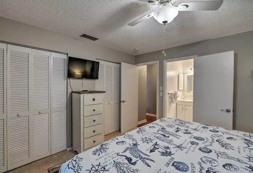 Breezy Sarasota Home W/ Private Pool Near Beach!