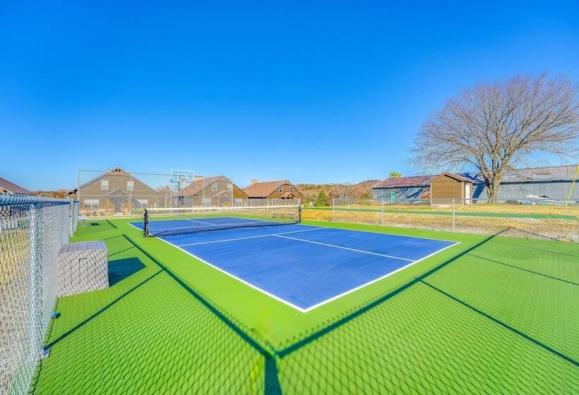 Cabin W/ Pool Access   Walk To Table Rock Lake!