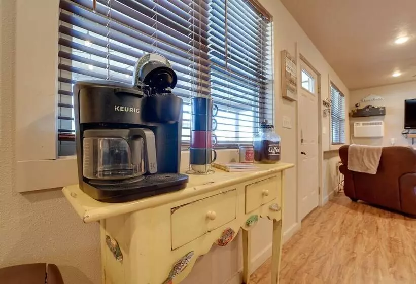 Cabin W/ Pool Access   Walk To Table Rock Lake!