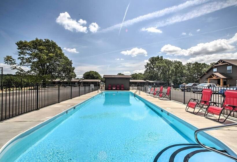 Cabin W/ Pool Access   Walk To Table Rock Lake!