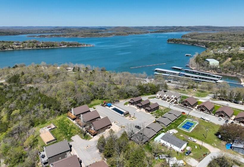 Cabin W/ Pool Access   Walk To Table Rock Lake!