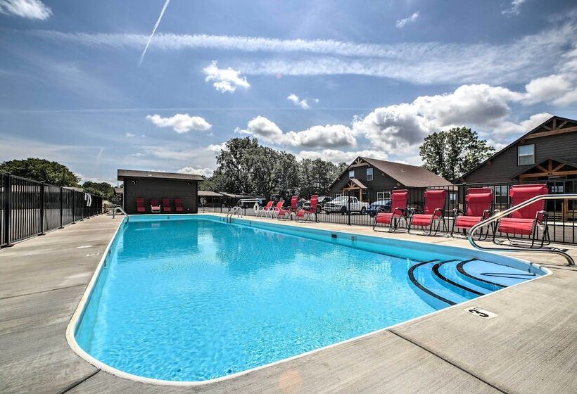 Cabin W/ Pool Access   Walk To Table Rock Lake!