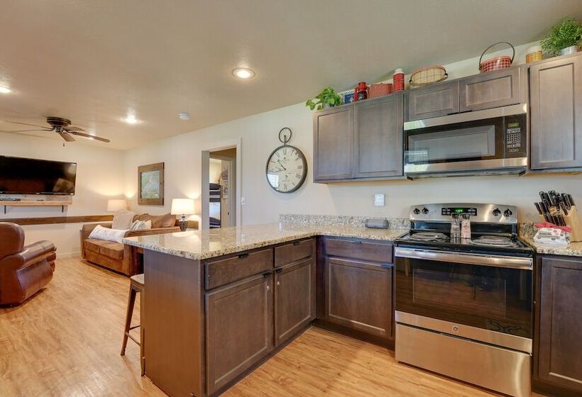 Cabin W/ Pool Access   Walk To Table Rock Lake!