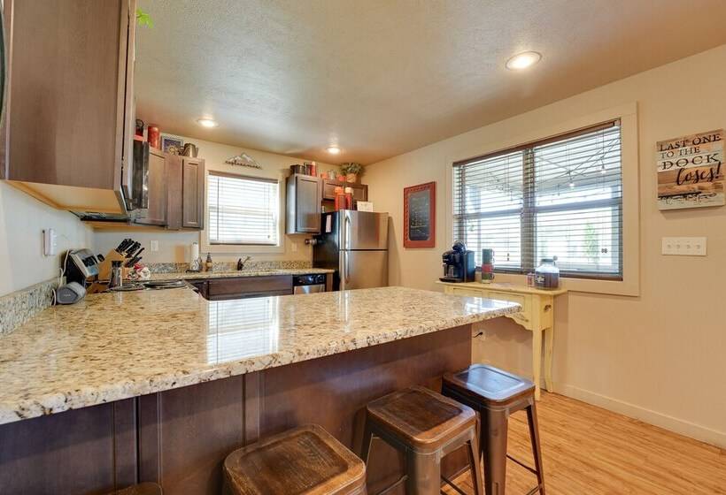 Cabin W/ Pool Access   Walk To Table Rock Lake!