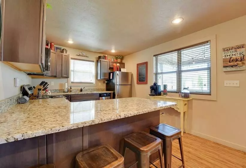 Cabin W/ Pool Access   Walk To Table Rock Lake!