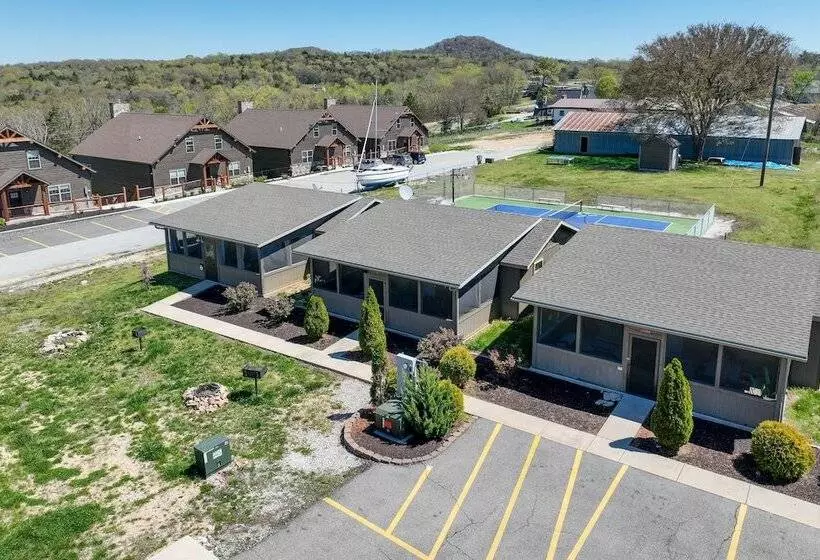 Cabin W/ Pool Access   Walk To Table Rock Lake!