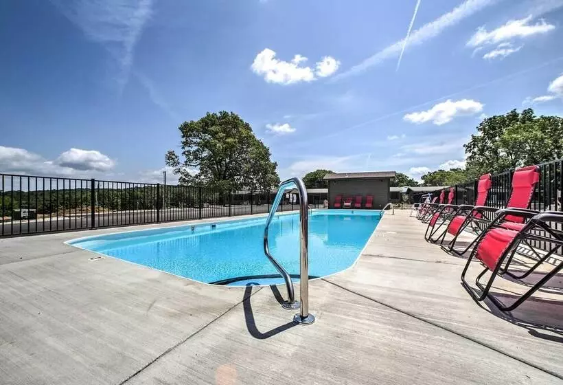 Cabin W/ Pool Access   Walk To Table Rock Lake!