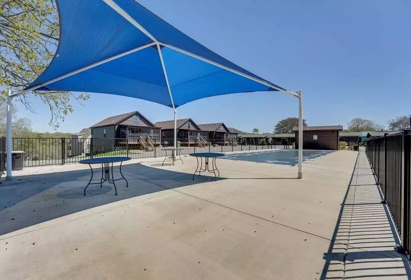 Cabin W/ Pool Access   Walk To Table Rock Lake!