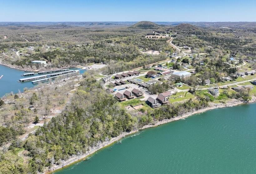 Cabin W/ Pool Access   Walk To Table Rock Lake!