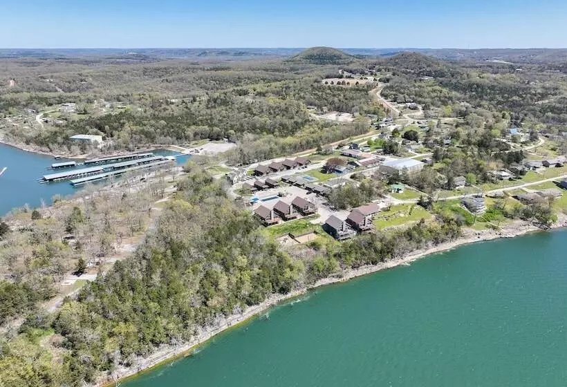 Cabin W/ Pool Access   Walk To Table Rock Lake!