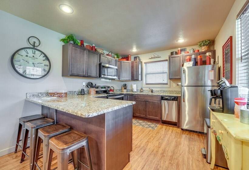 Cabin W/ Pool Access   Walk To Table Rock Lake!