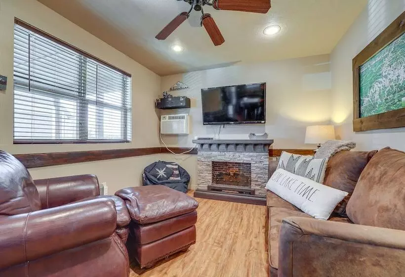 Cabin W/ Pool Access   Walk To Table Rock Lake!