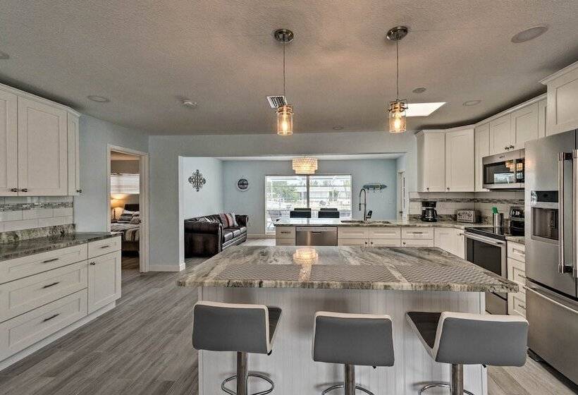 Canalfront Bradenton Home W/ Dock & Pool!