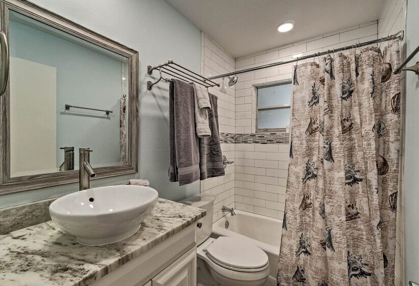 Canalfront Bradenton Home W/ Dock & Pool!