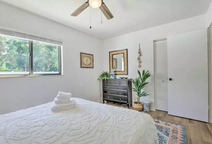 Central Gulfport Home < 1 Mi To The Beach!