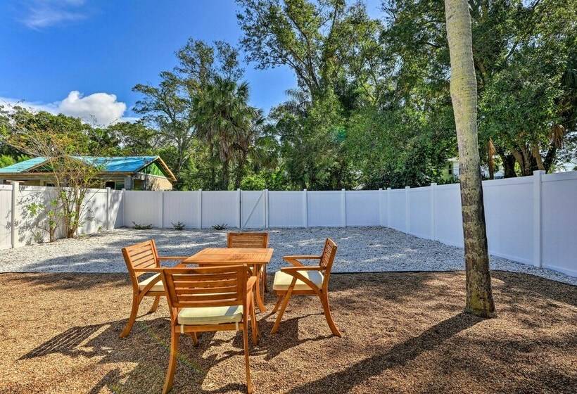 Central Gulfport Home < 1 Mi To The Beach!