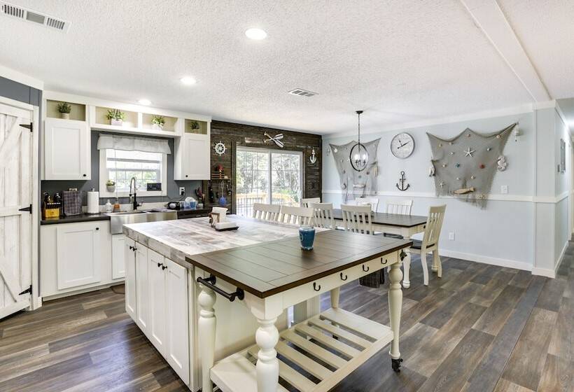 Charming Perry Home ~ 2 Mi To The Gulf!