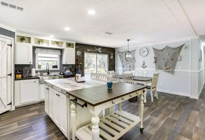 Charming Perry Home ~ 2 Mi To The Gulf!