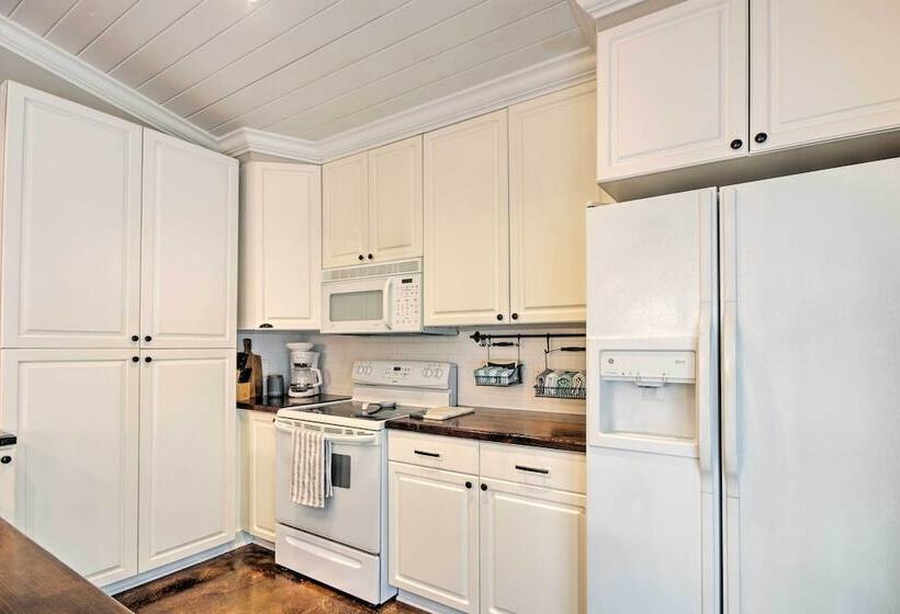 Chic Sarasota Cottage: Near Beaches & Downtown!