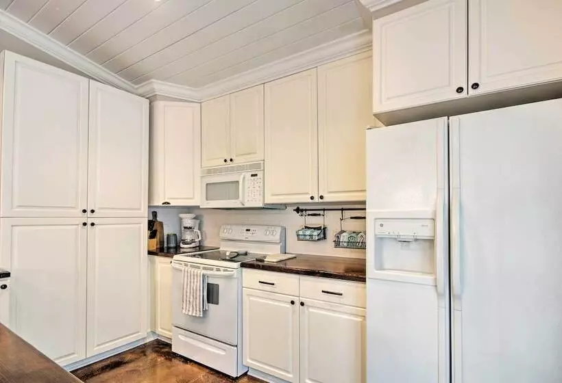 Chic Sarasota Cottage: Near Beaches & Downtown!