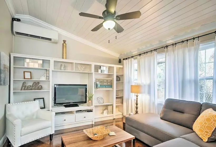 Chic Sarasota Cottage: Near Beaches & Downtown!