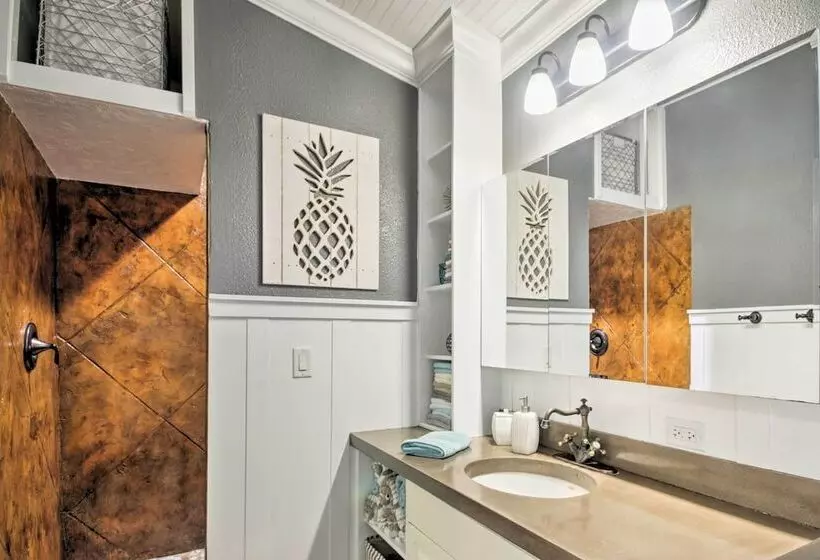 Chic Sarasota Cottage: Near Beaches & Downtown!