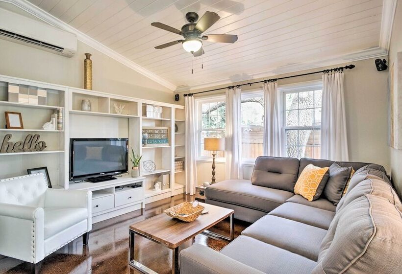 Chic Sarasota Cottage: Near Beaches & Downtown!