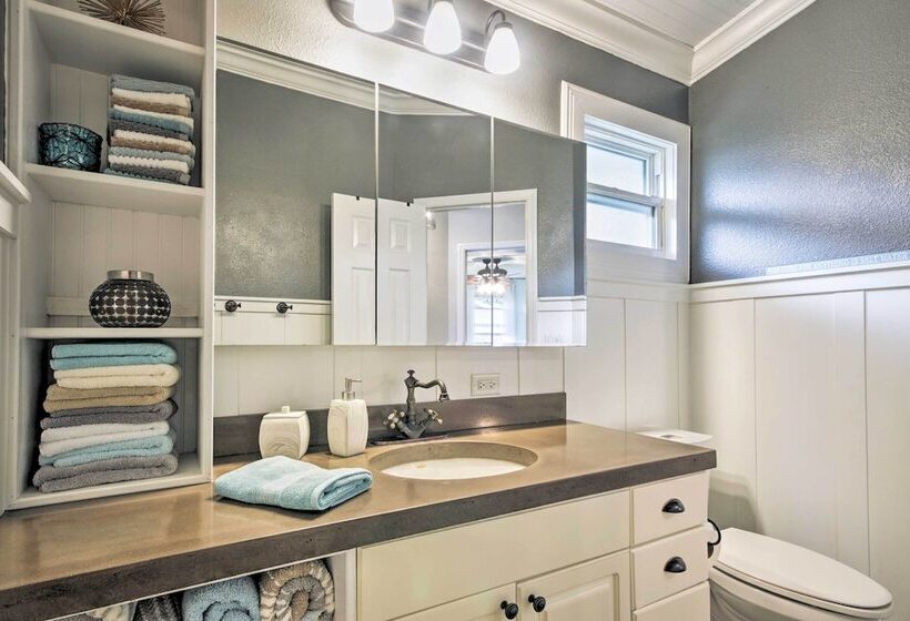 Chic Sarasota Cottage: Near Beaches & Downtown!