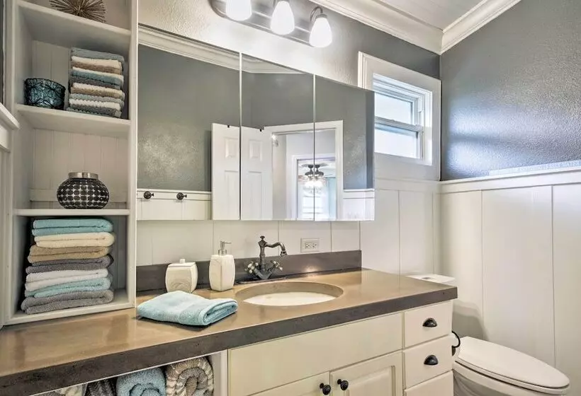 Chic Sarasota Cottage: Near Beaches & Downtown!