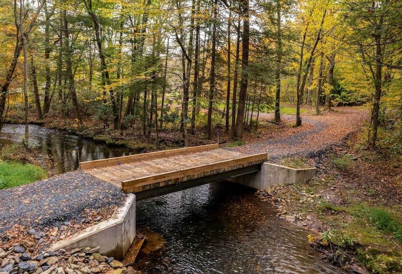 Creekside  Lincoln Lodge  In The Pocono Mtns!