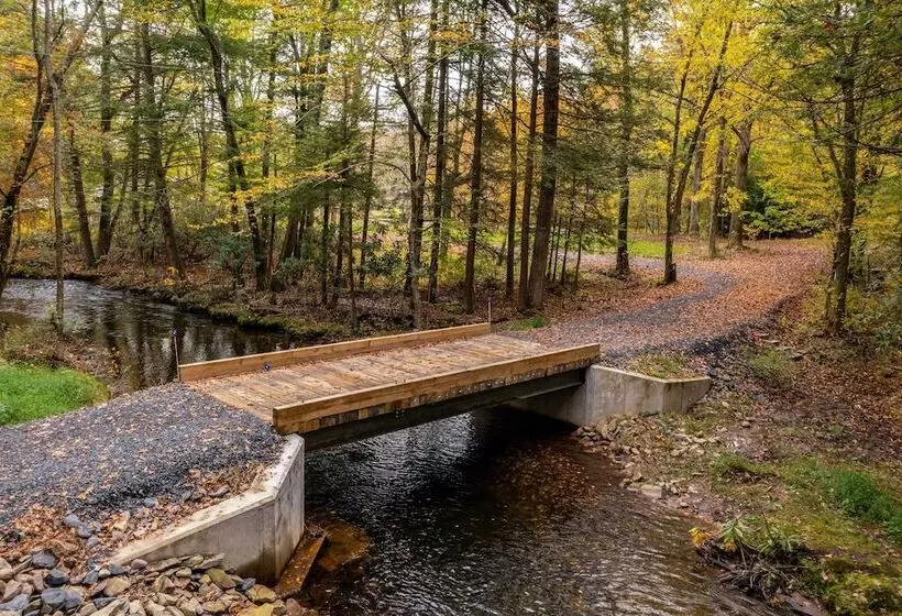 Creekside  Lincoln Lodge  In The Pocono Mtns!