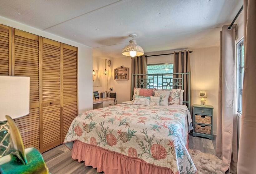 Homosassa Retreat W/ Sunroom & Canal Views!