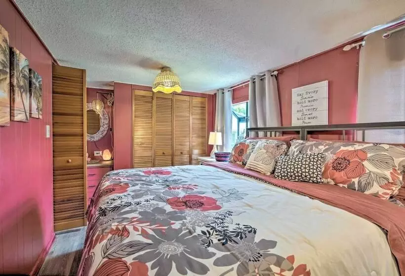 Homosassa Retreat W/ Sunroom & Canal Views!