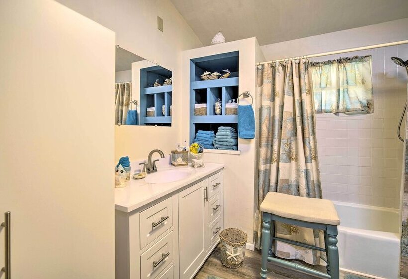 Homosassa Retreat W/ Sunroom & Canal Views!