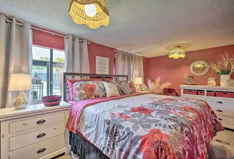 Homosassa Retreat W/ Sunroom & Canal Views!