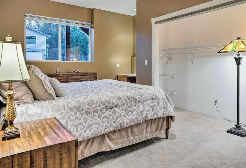 Ketchikan Home: Bay Views, 1/2 Mi To Hiking Trails