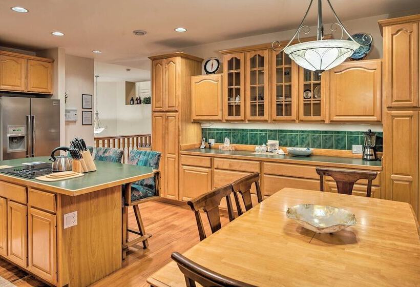 Ketchikan Home: Bay Views, 1/2 Mi To Hiking Trails