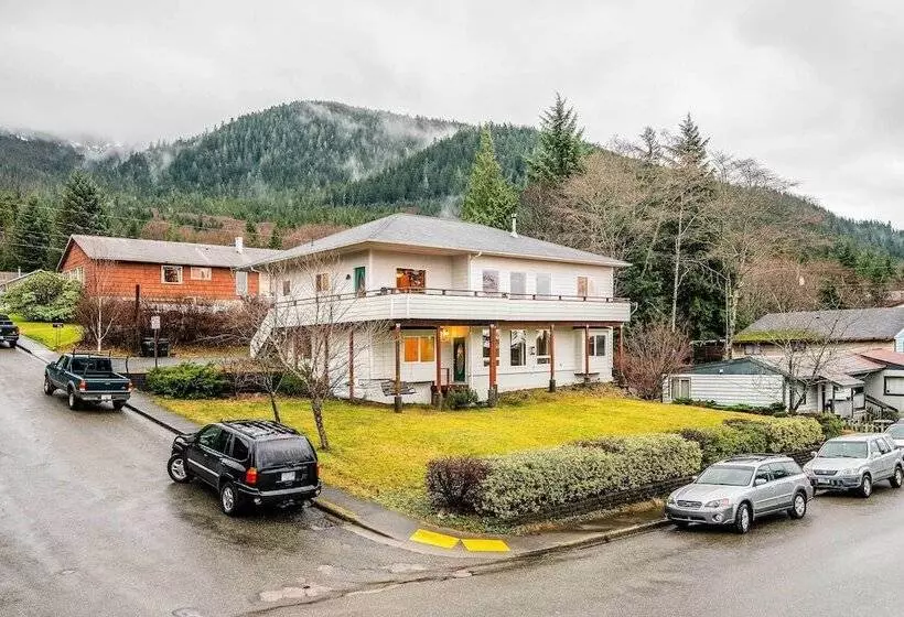 Ketchikan Home: Bay Views, 1/2 Mi To Hiking Trails