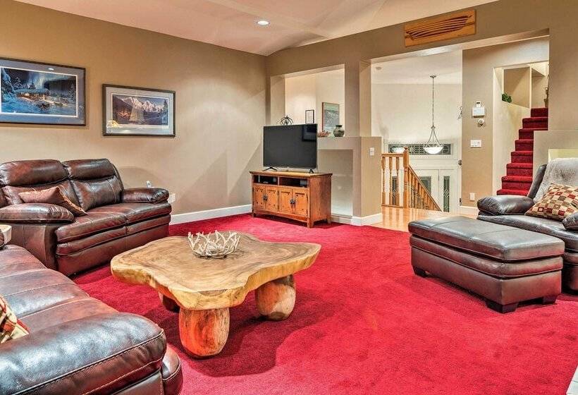 Ketchikan Home: Bay Views, 1/2 Mi To Hiking Trails