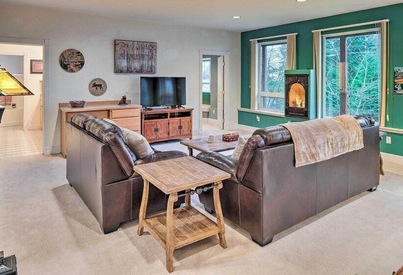 Ketchikan Home: Bay Views, 1/2 Mi To Hiking Trails