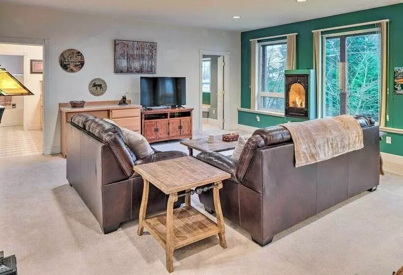 Ketchikan Home: Bay Views, 1/2 Mi To Hiking Trails