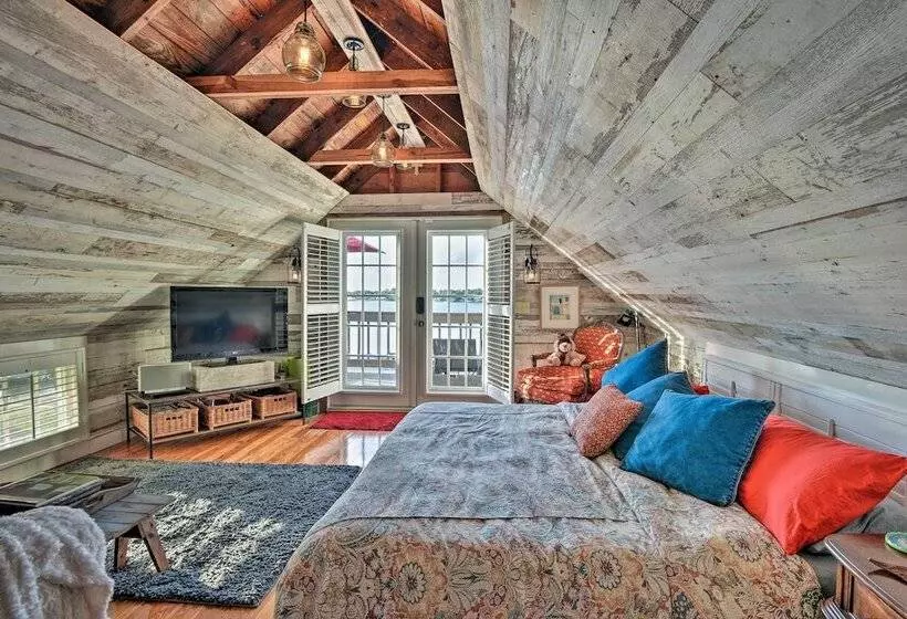 Lakefront Florida Retreat   Pool Table & Boat Dock