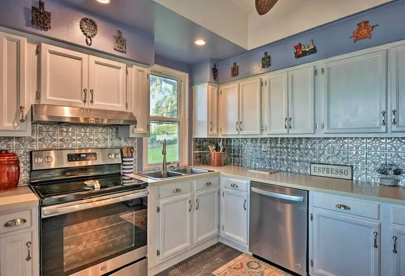 Lakefront Florida Retreat   Pool Table & Boat Dock