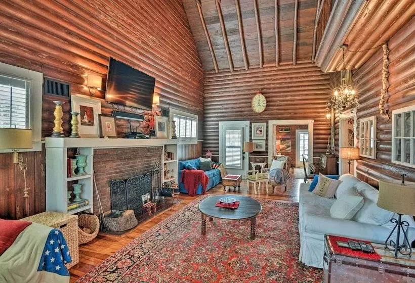 Lakefront Florida Retreat   Pool Table & Boat Dock