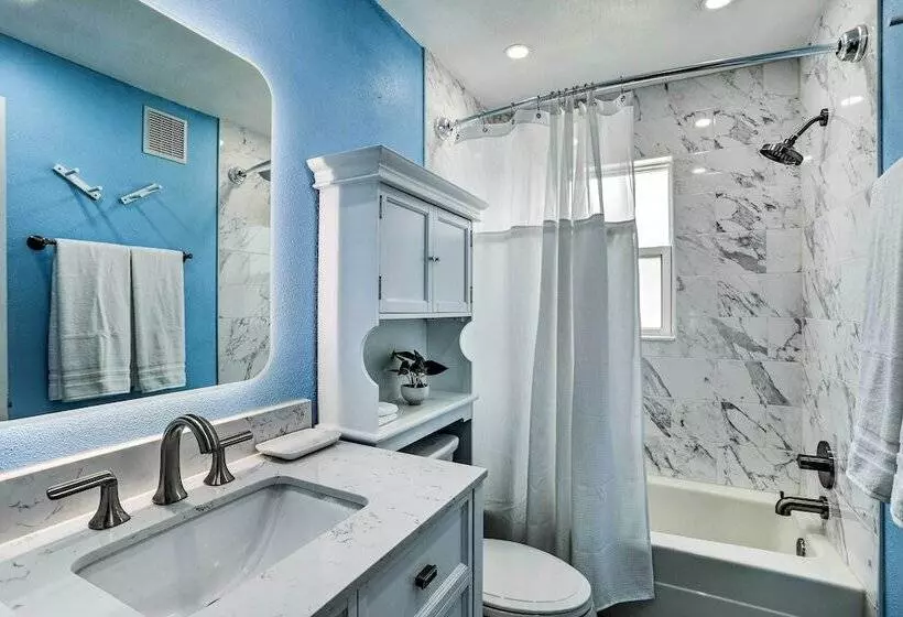 Largo Oasis W/ Pool & Grill: 10 Min To Beach!