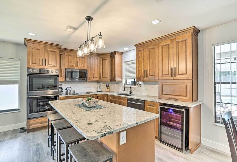 Largo Oasis W/ Pool & Grill: 10 Min To Beach!