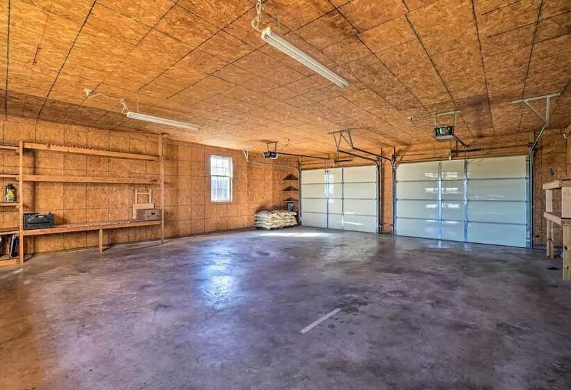 Monett Family Ranch Home W/ Fireplace & Huge Deck!