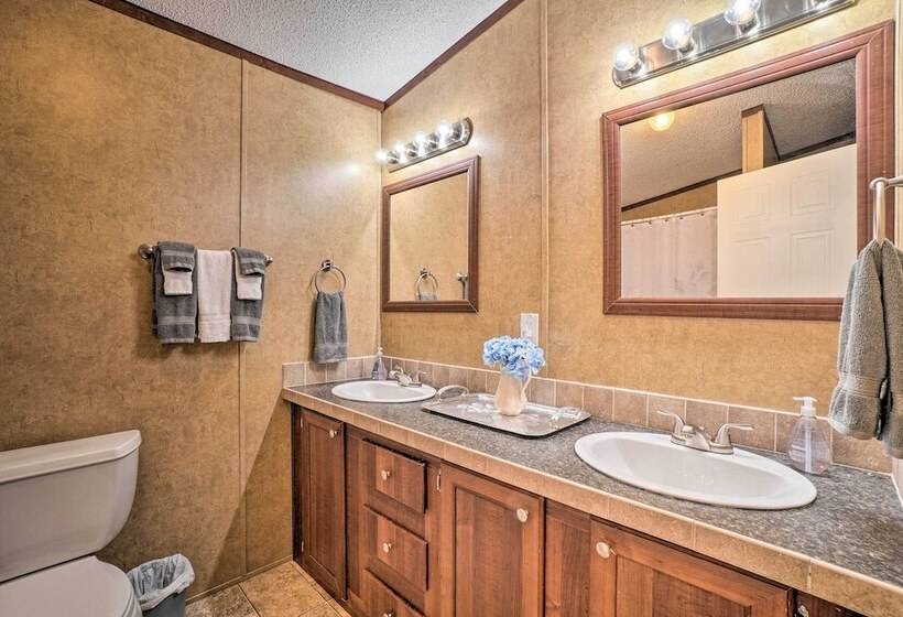 Monett Family Ranch Home W/ Fireplace & Huge Deck!