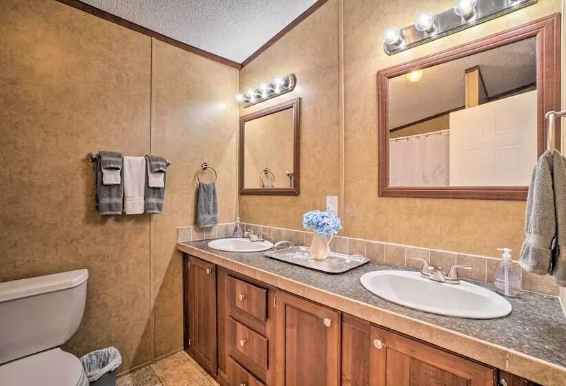 Monett Family Ranch Home W/ Fireplace & Huge Deck!