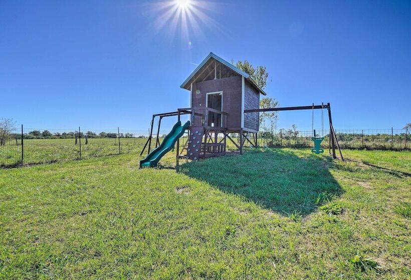 Monett Family Ranch Home W/ Fireplace & Huge Deck!